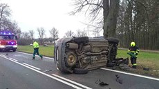 Řidič vyvázl pouze s lehkým zraněním, kterému ošetřili v nemocnici. Řidič vyvázl pouze s lehkým zraněním, kterému ošetřili v nemocnici.
