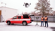 Dron s kamerou a reflektorem. Dokáže skvěle přenášet obraz nad nepřehlednou... Dron s kamerou a reflektorem. Dokáže skvěle přenášet obraz nad nepřehlednou...
