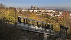 Lanovka na Petřín. Nejdřív jezdila na vodní pohon, na elektrický přešla až v... Lanovka na Petřín. Nejdřív jezdila na vodní pohon, na elektrický přešla až v...