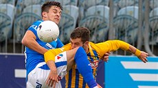 Ostravský Jakub Pokorný fauluje kolenem do obličeje opavského Bojana Dordiče.... Ostravský Jakub Pokorný fauluje kolenem do obličeje opavského Bojana Dordiče....
