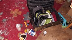 Podle policistů hned po otevření vyvanul z bytu silný chemický zápach. Podle policistů hned po otevření vyvanul z bytu silný chemický zápach.