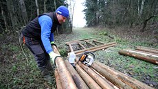 Přípravy na lyžařskou sezonu obnáší například i vytvoření nového přemostění... Přípravy na lyžařskou sezonu obnáší například i vytvoření nového přemostění...