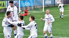 Fotbalisté Líšně se radují z gólu. Fotbalisté Líšně se radují z gólu.