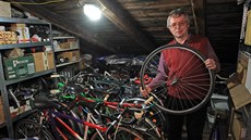 Jaromír Polášek z Frýdku-Místku je nadšeným sběratelem historických bicyklů. Ve... Jaromír Polášek z Frýdku-Místku je nadšeným sběratelem historických bicyklů. Ve...