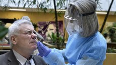 Po téměř dvou měsících se mohli senioři z Alzheimer domova Zátiší v pražských... Po téměř dvou měsících se mohli senioři z Alzheimer domova Zátiší v pražských...