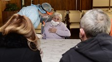 Se slzami se vítali v Domově pro seniory v Prostějově příbuzní s... Se slzami se vítali v Domově pro seniory v Prostějově příbuzní s...