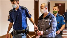 Obžalovaný Daniel Houska u hradeckého krajského soudu (1.12.2020). Obžalovaný Daniel Houska u hradeckého krajského soudu (1.12.2020).