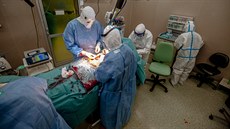 V Nemocnici Tomáše Bati ve Zlíně porodila císařským řezem maminka nakažená... V Nemocnici Tomáše Bati ve Zlíně porodila císařským řezem maminka nakažená...