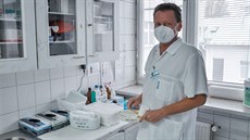 Miroslav Adámek se vrátil ke své původní profesi chirurga v době podzimní... Miroslav Adámek se vrátil ke své původní profesi chirurga v době podzimní...