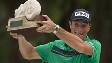 Norský golfista Viktor Hovland s trofejí pro vítěze. Norský golfista Viktor Hovland s trofejí pro vítěze.