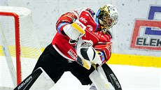 Pardubický brankář Daniel Vladař pomáhá s rozehrávkou. Pardubický brankář Daniel Vladař pomáhá s rozehrávkou.