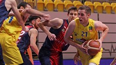 Radovan Kouřil (ve žlutém) z Olomoucka míří ke koši kolem Richarda Bálinta z... Radovan Kouřil (ve žlutém) z Olomoucka míří ke koši kolem Richarda Bálinta z...