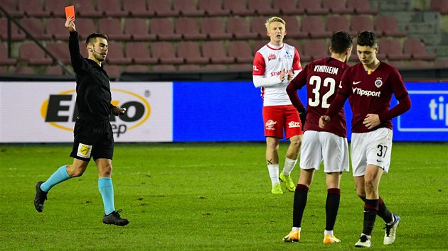 Sparťanský záložník Ladislav Krejčí (vpravo) dostává červenou kartu od sudího... Sparťanský záložník Ladislav Krejčí (vpravo) dostává červenou kartu od sudího...