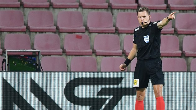 Rozhodčí Pavel Rejžek nařizuje penaltu v zápase Sparta - Zlín Rozhodčí Pavel Rejžek nařizuje penaltu v zápase Sparta - Zlín