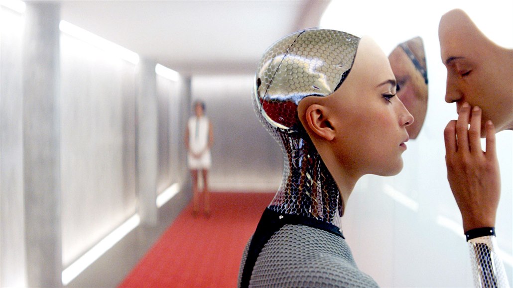 Ve filmu Ex Machina je robot Ava (Alicia Vikander) vytvoena tak, e její tlo...
