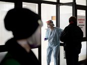 Lidé čekají na antigenní testy na koronavirus v nemocnici v pražském Motole.... Lidé čekají na antigenní testy na koronavirus v nemocnici v pražském Motole....