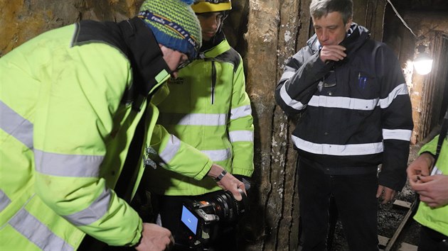 Natáčení filmu Kam motýli nelétají v jáchymovské Štole č. 1. Na snímku režisér Roman Němec (vpravo).