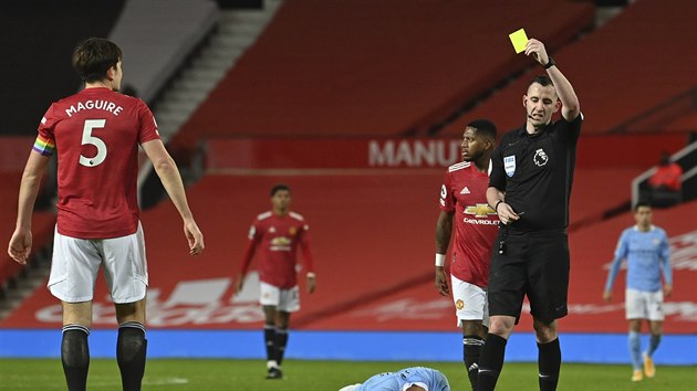 Harry Maguire (vlevo) z Manchesteru United dostal od rozhodho lutou kartu.