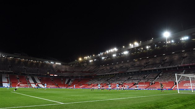 Zpas Manchesteru United proti Manchesteru City se hrl ped przdnmi tribunami.