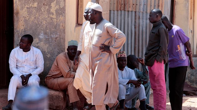 Teroristick organizace Boko Haram unesla ze koly v nigerijskm mst Kankara stovky dt. Na snmku jsou rodie nkterch z nich. (14. prosince 2020)