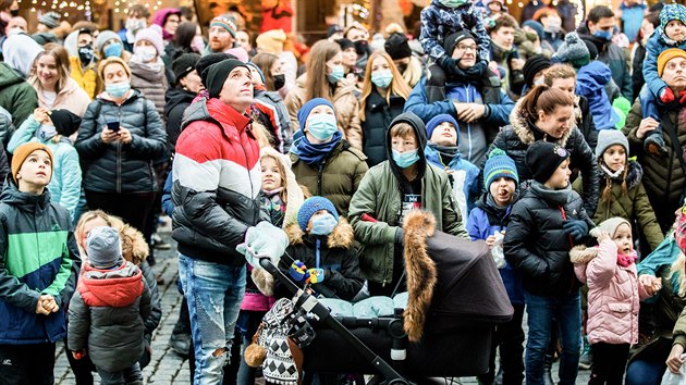 Davy lid se pily o tet adventn nedli podvat na Staromstsk nmst. Doporuovan rozestupy mezi sebou moc nedodrovali. (12. prosince 2020)