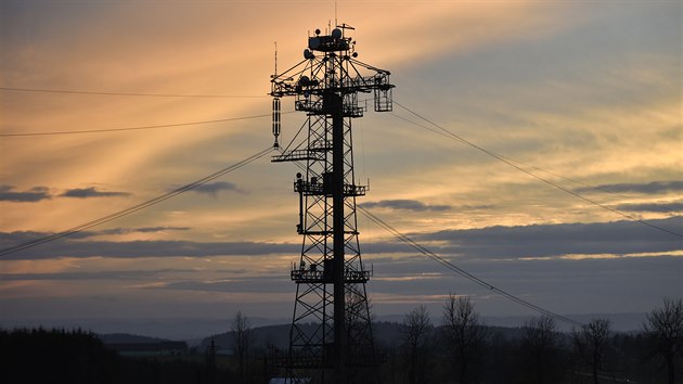 Stožáry na polích u osady Studnice poblíž Nového Města na Moravě jsou zdaleka viditelné.