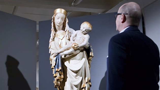 Výstava Nad slunce krásnější v Masných krámech v Plzni je jednou ze tří v České republice, která dostala výjimku od hlavní hygieničky. Zájemci si v galerii mohou prohlédnout desítky soch a obrazů spojených s Plzeňskou madonou.