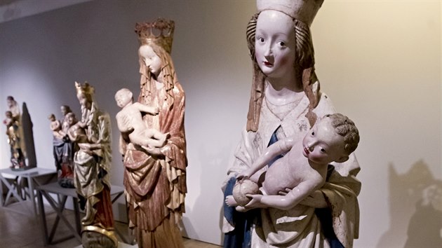 Výstava Nad slunce krásnější v Masných krámech v Plzni je jednou ze tří v České republice, která dostala výjimku od hlavní hygieničky. Zájemci si v galerii mohou prohlédnout desítky soch a obrazů spojených s Plzeňskou madonou.