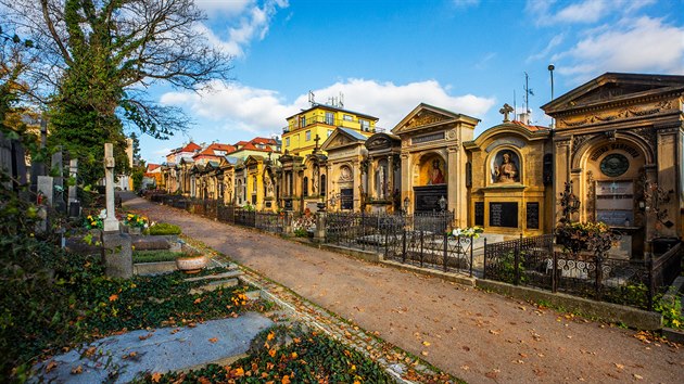 Hřbitov Malvazinky. Původn&iacute; sm&iacute;chovsk&yacute; hřbitov se nach&aacute;zel na Arbesově n&aacute;měst&iacute;, ale byl na konci 18. stolet&iacute; zru&scaron;en, takže se hlavn&iacute;m pohřebi&scaron;těm stal hřbitov Malostransk&yacute;. Jeho kapacita přestala brzy stačit, proto se sm&iacute;chovsk&aacute; radnice rozhodla vybudovat hřbitov nov&yacute;.
