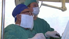 Nejstarší chirurg na světě operuje každý den Nejstarší chirurg na světě operuje každý den