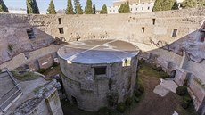 Kdysi jedna z nejhonosnějších staveb ve městě prošla po pádu římského císařství... Kdysi jedna z nejhonosnějších staveb ve městě prošla po pádu římského císařství...