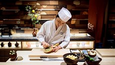 Mizuho Iwaiová se učí v luxusní restauraci Onodera v japonském Tokiu. (16.... Mizuho Iwaiová se učí v luxusní restauraci Onodera v japonském Tokiu. (16....