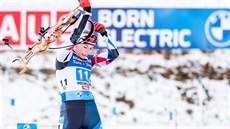 Lucie Charvátová na střelnici během štafety v Hochfilzenu. Lucie Charvátová na střelnici během štafety v Hochfilzenu.