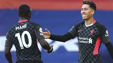 Roberto Firmino (vpravo) oslavuje svůj gól se Sadiem Maném, spoluhráčem z... Roberto Firmino (vpravo) oslavuje svůj gól se Sadiem Maném, spoluhráčem z...