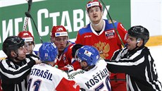 etí hokejisté Andrej Nestrail a Jan Koálek v potyce v utkání proti Rusku