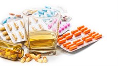 Drogy a alkohol. „Umělec musí chlastat, protože vidí dál než ostatní,“ zní... Drogy a alkohol. „Umělec musí chlastat, protože vidí dál než ostatní,“ zní...
