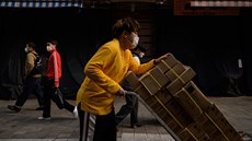 Kurýr s balíky na tržišti Namdaemun v jihokorejském Soulu. (11. prosince 2020) Kurýr s balíky na tržišti Namdaemun v jihokorejském Soulu. (11. prosince 2020)