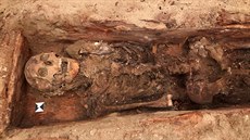 Pod podlahou jedné z krypt klatovských katakomb našli archeologové před... Pod podlahou jedné z krypt klatovských katakomb našli archeologové před...