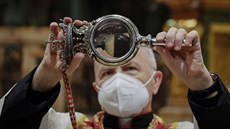 V Neapoli se věřící třikrát ročně modlí za zkapalnění krve svatého Januária.... V Neapoli se věřící třikrát ročně modlí za zkapalnění krve svatého Januária....