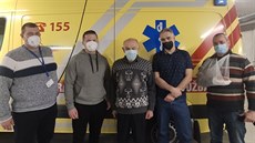Pan Petr (uprostřed) přišel poděkovat jihomoravským záchranářům, díky jejichž... Pan Petr (uprostřed) přišel poděkovat jihomoravským záchranářům, díky jejichž...