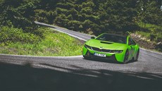 Vracáky v klesání na Ještěd. BMW z nich díky pohonu všech kol vystřeluje s... Vracáky v klesání na Ještěd. BMW z nich díky pohonu všech kol vystřeluje s...