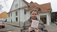 Badatel Tomáš Rohovský před třebíčským kinem Moravia, které bylo mimo jiné... Badatel Tomáš Rohovský před třebíčským kinem Moravia, které bylo mimo jiné...