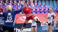Chorvatská házenkářka Tena Japundzaová střílí na norskou brankářku Katrine... Chorvatská házenkářka Tena Japundzaová střílí na norskou brankářku Katrine...