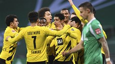 Fotbalisté Dortmundu se radují z gólu v zápase s Werderem Brémy. Fotbalisté Dortmundu se radují z gólu v zápase s Werderem Brémy.