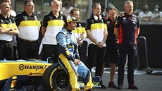 Fernando Alonso oblékl v Bahrajnu znovu barvy stáje Renault. Fernando Alonso oblékl v Bahrajnu znovu barvy stáje Renault.