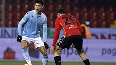 Joaquin Correa (vlevo) z Lazia Řím bráněný Arturem Ionitou z Beneventa. Joaquin Correa (vlevo) z Lazia Řím bráněný Arturem Ionitou z Beneventa.