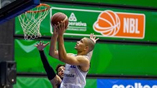 Patrick Samoura z USK Praha zakončuje na kolínský koš přes Leeho Skinnera. Patrick Samoura z USK Praha zakončuje na kolínský koš přes Leeho Skinnera.