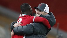 Naby Keita (vlevo) z Liverpoolu oslavuje s trenérem Jürgenem Kloppem po výhře... Naby Keita (vlevo) z Liverpoolu oslavuje s trenérem Jürgenem Kloppem po výhře...