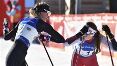 Tara Geraghtyová-Moatsová (vlevo) jako vítězka a Gyda Westvoldová Hansenová... Tara Geraghtyová-Moatsová (vlevo) jako vítězka a Gyda Westvoldová Hansenová...