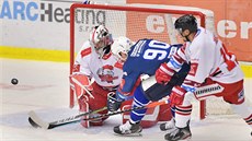 Olomoucký brankář Jan Lukáš pozorně sleduje, co s pukem provede Roman Vráblík z... Olomoucký brankář Jan Lukáš pozorně sleduje, co s pukem provede Roman Vráblík z...